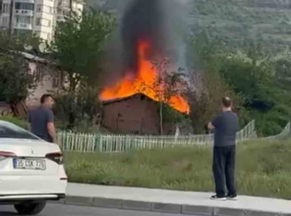 Derince’de korkutan yangın! Tek katlı ev küle döndü