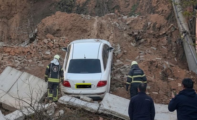 Okul çevresinde istinat duvarı çöktü