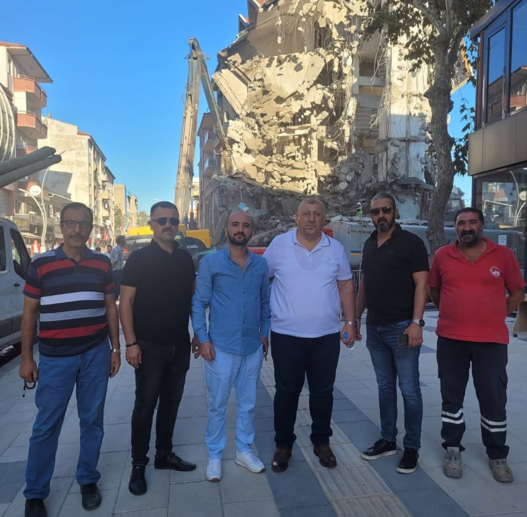 MHP Derince’den Esnafa Sahip Çıkış: Tehlikeli Yıkım Durduruldu