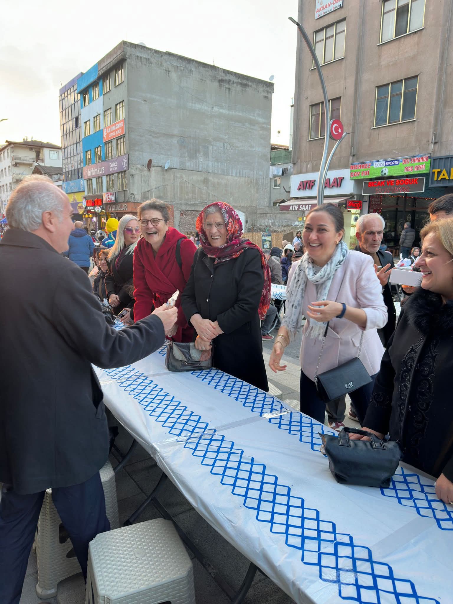 Serhat İlleri Kars Ardahan Iğdır Derneği’nden Derince Kent İftarında Anlamlı İkram