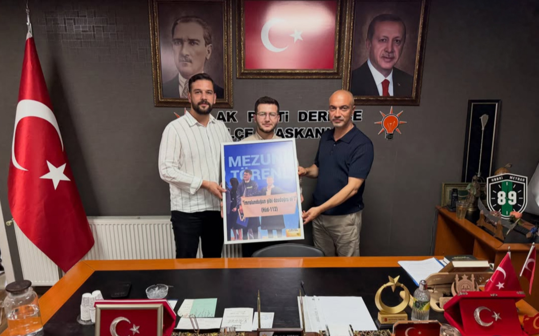 AK Parti Derince'den Mezuniyet Törenindeki Pankartla Gündem Olan Mustafa Malo'ya Anlamlı Hediye