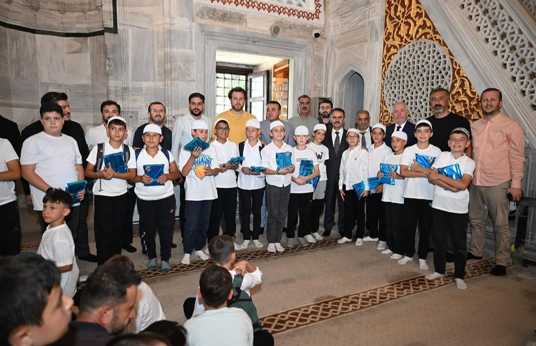 Vali İlhami Aktaş, TÜGVA Yaz Okulu öğrencilerinin Kur'an sevinçlerine ortak oldu