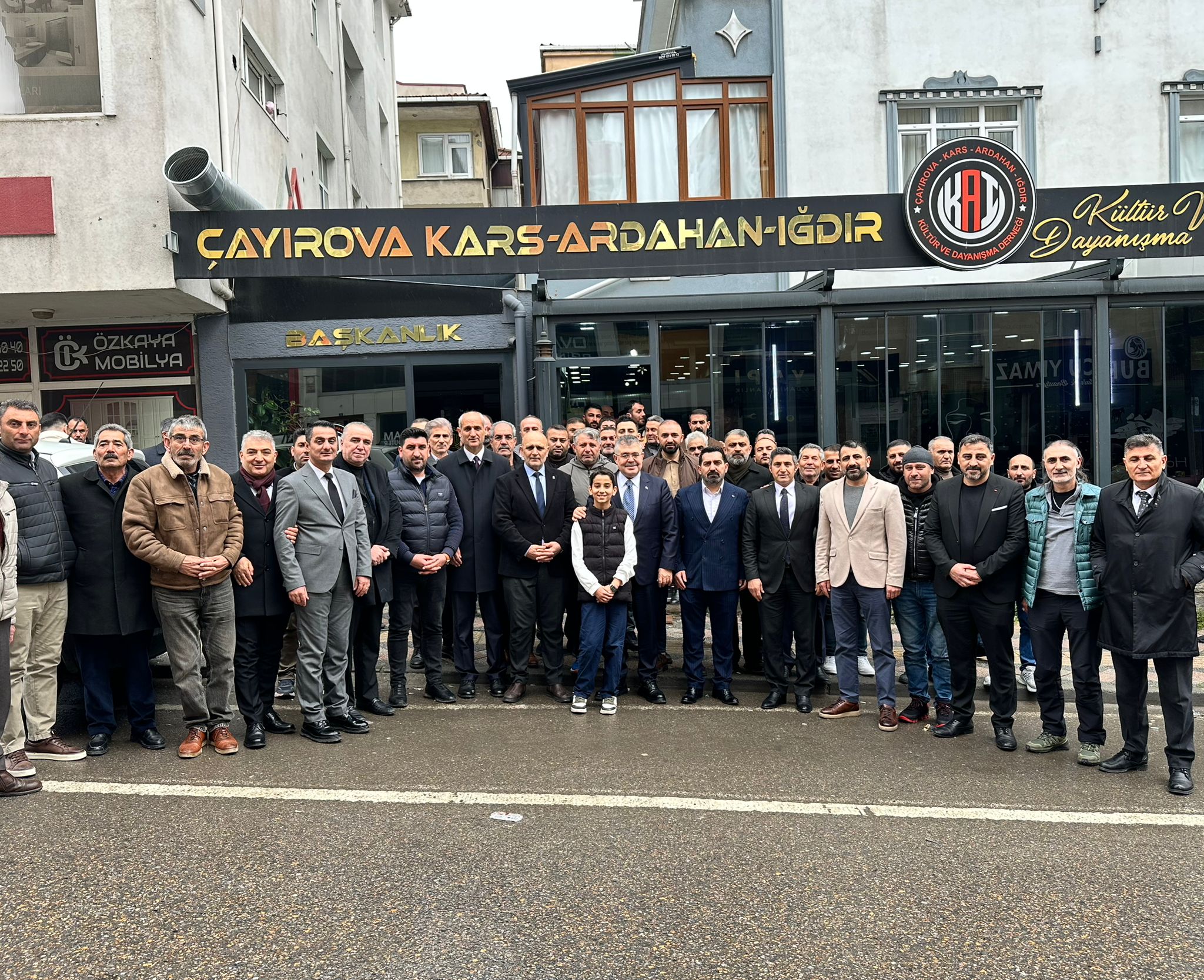 BATI YAKASI’NDA VEYSEL TİPİOĞLU YOĞUNLUĞU: 1 GÜNDE 3 İLÇE, 8 DERNEK ZİYARETİ