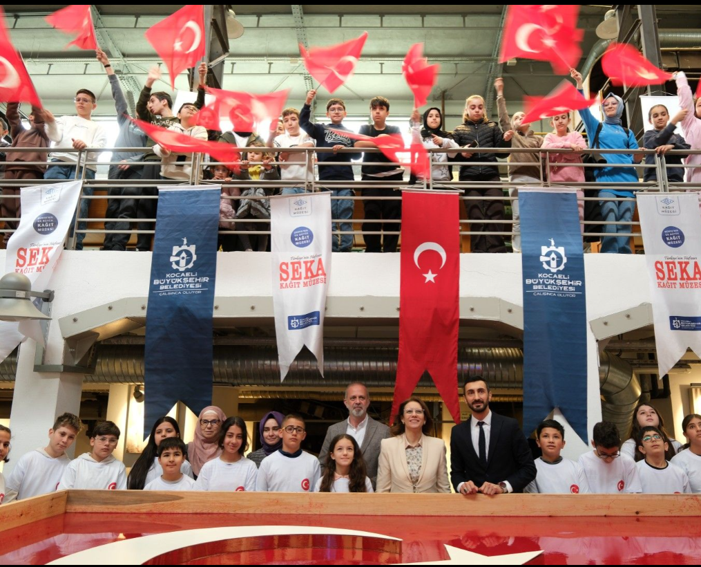 Kocaeli’de Kağıttan Rekor Bayrak: Türk Kağıtçılık Günü’ne Yoğun İlgi