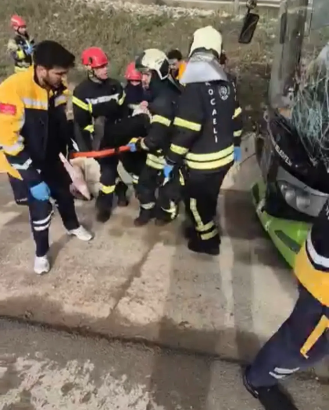 İzmit’te Belediye Otobüsü ile Otomobil Çarpıştı: 3 Yaralı