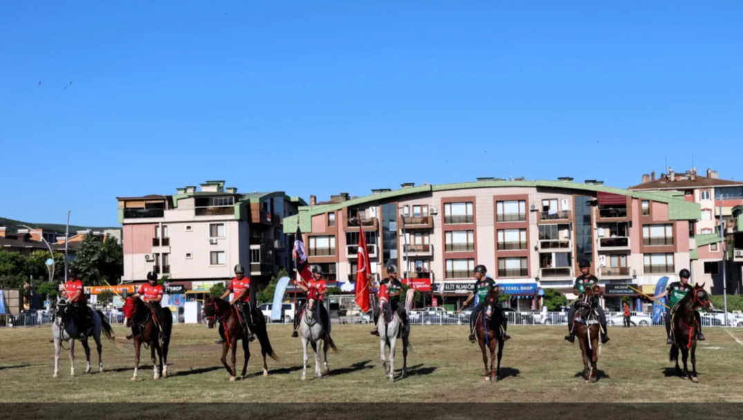 Derince’de ata sporu coşkusu: Cirit şöleni yoğun ilgi gördü